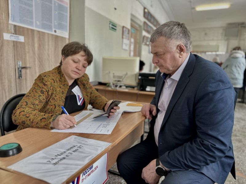 Депутаты Ачинска вместе с семьями приняли активное участие в голосовании на выборах Президента РФ