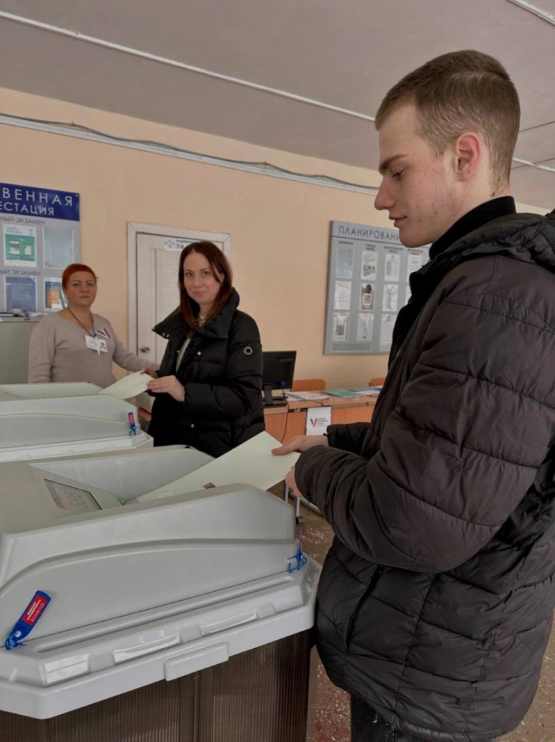 Депутаты Ачинска вместе с семьями приняли активное участие в голосовании на выборах Президента РФ