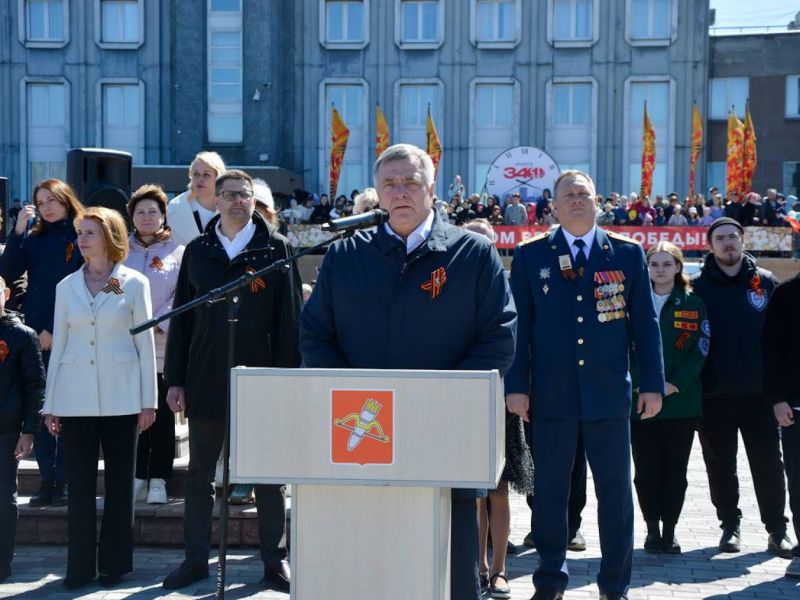 И снова май, цветы, салют и слезы...