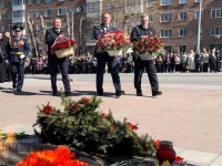 И снова май, цветы, салют и слезы...