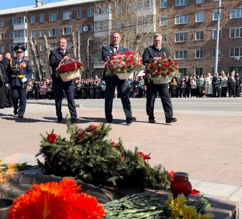 И снова май, цветы, салют и слезы...