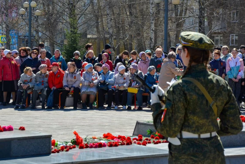 И снова май, цветы, салют и слезы...