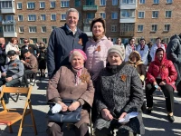 И снова май, цветы, салют и слезы...