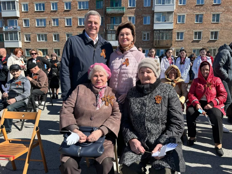 И снова май, цветы, салют и слезы...