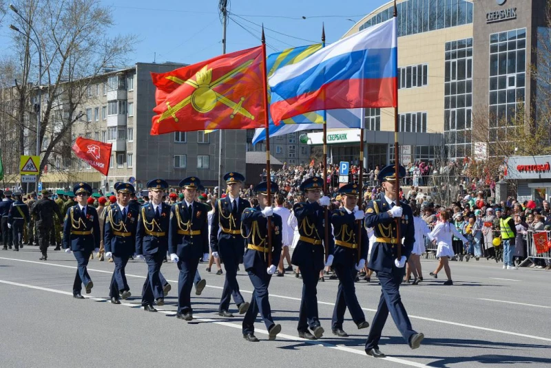 И снова май, цветы, салют и слезы...