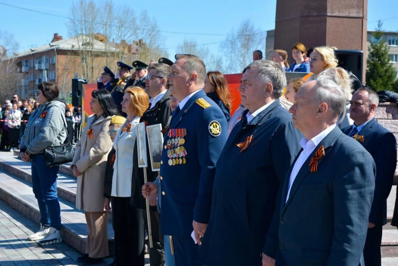 И снова май, цветы, салют и слезы...