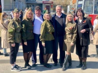 И снова май, цветы, салют и слезы...