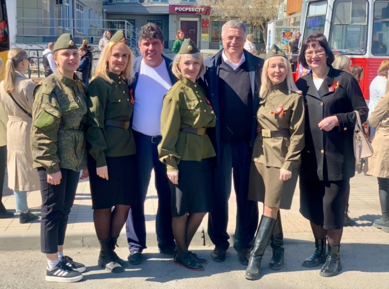 И снова май, цветы, салют и слезы...