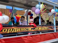 И снова май, цветы, салют и слезы...