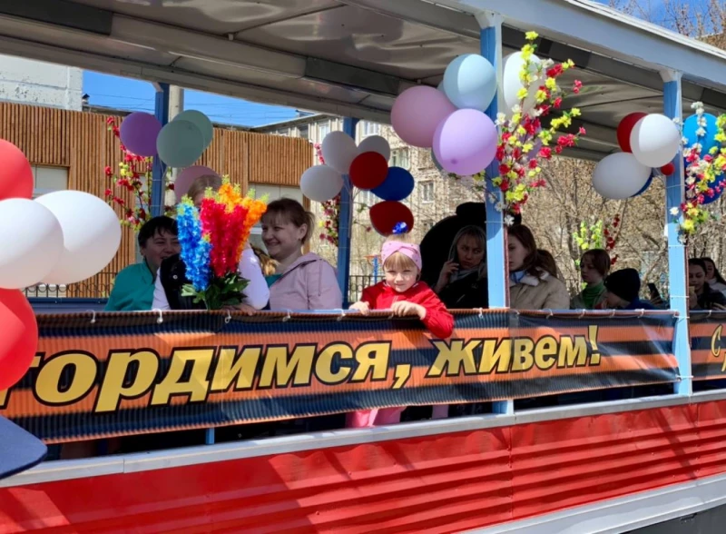 И снова май, цветы, салют и слезы...